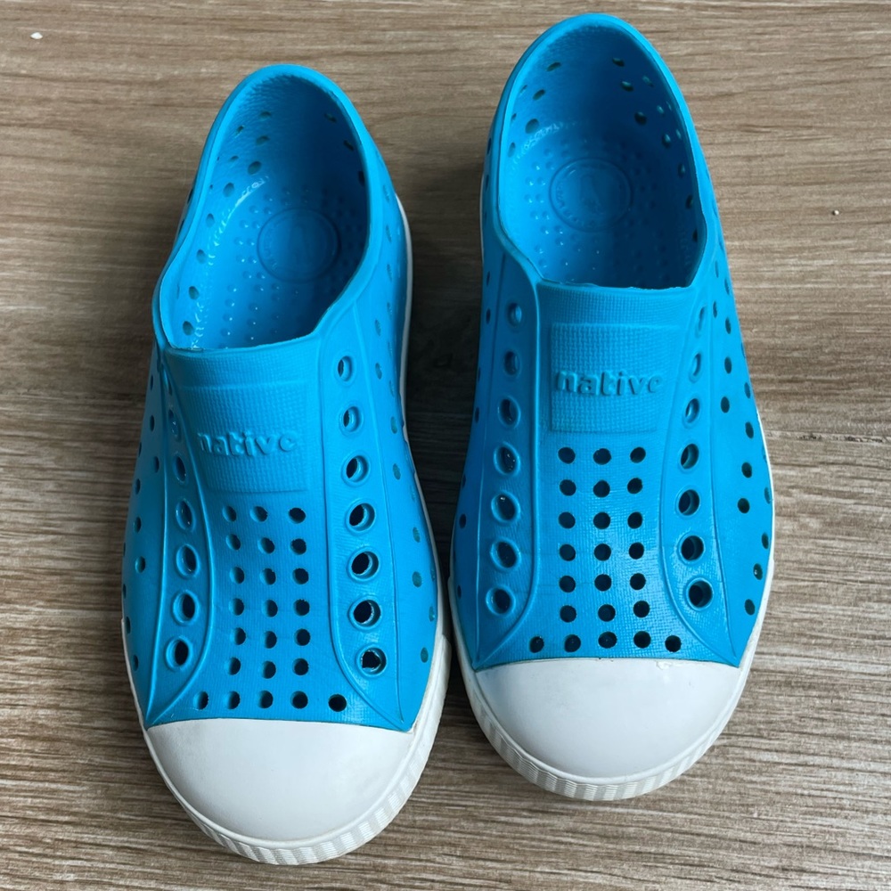 Native shoes size c9